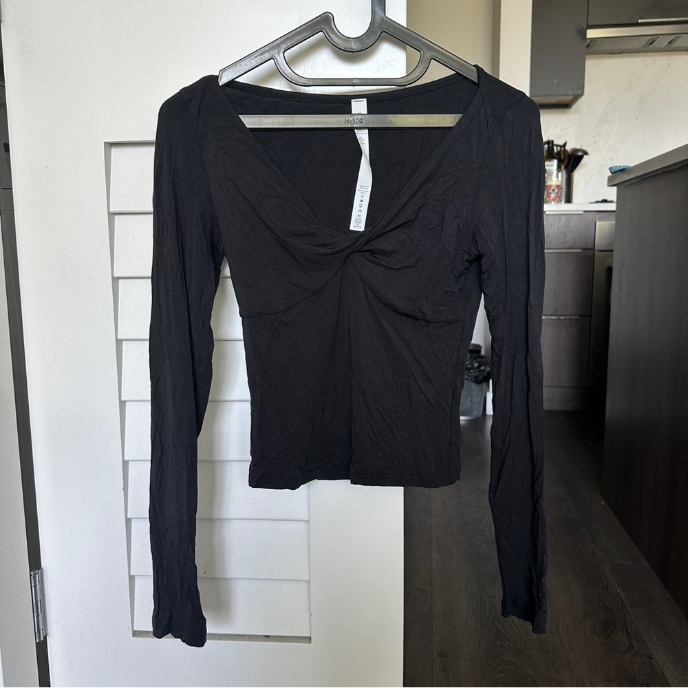 lululemon athletica Black Long Sleeve Twist Front Top - Picture 5 of 11